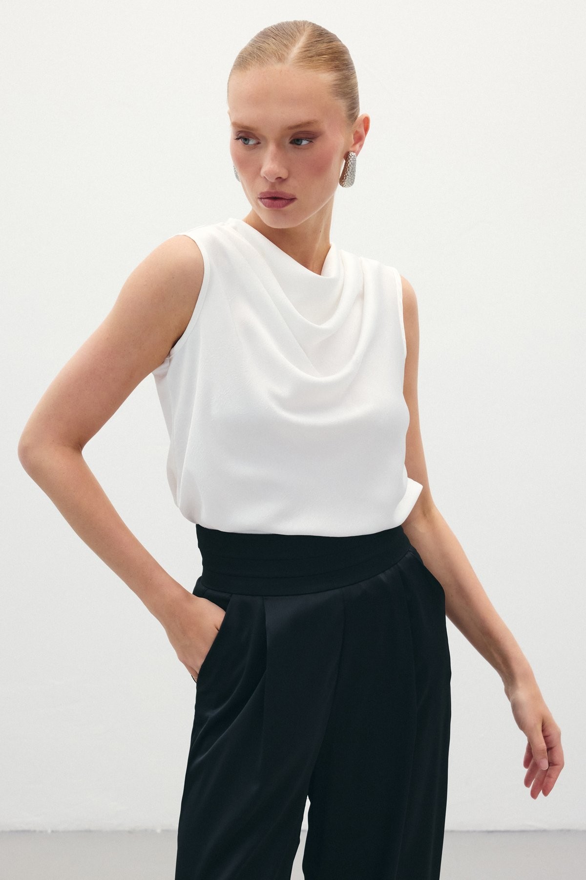 Ekru Degaje Yaka Saten Kadın Bluz – Kolsuz, Sade ve Sofistike Stil - Beyaz 5