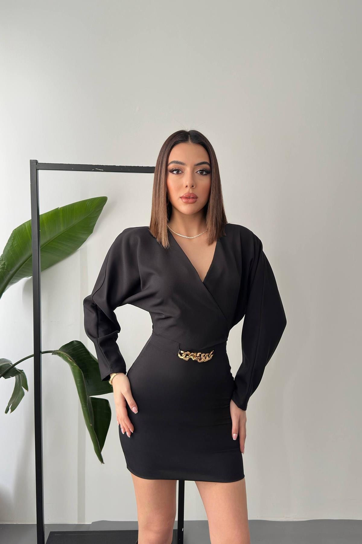 Siyah Zincir Detaylı Elbise 3
