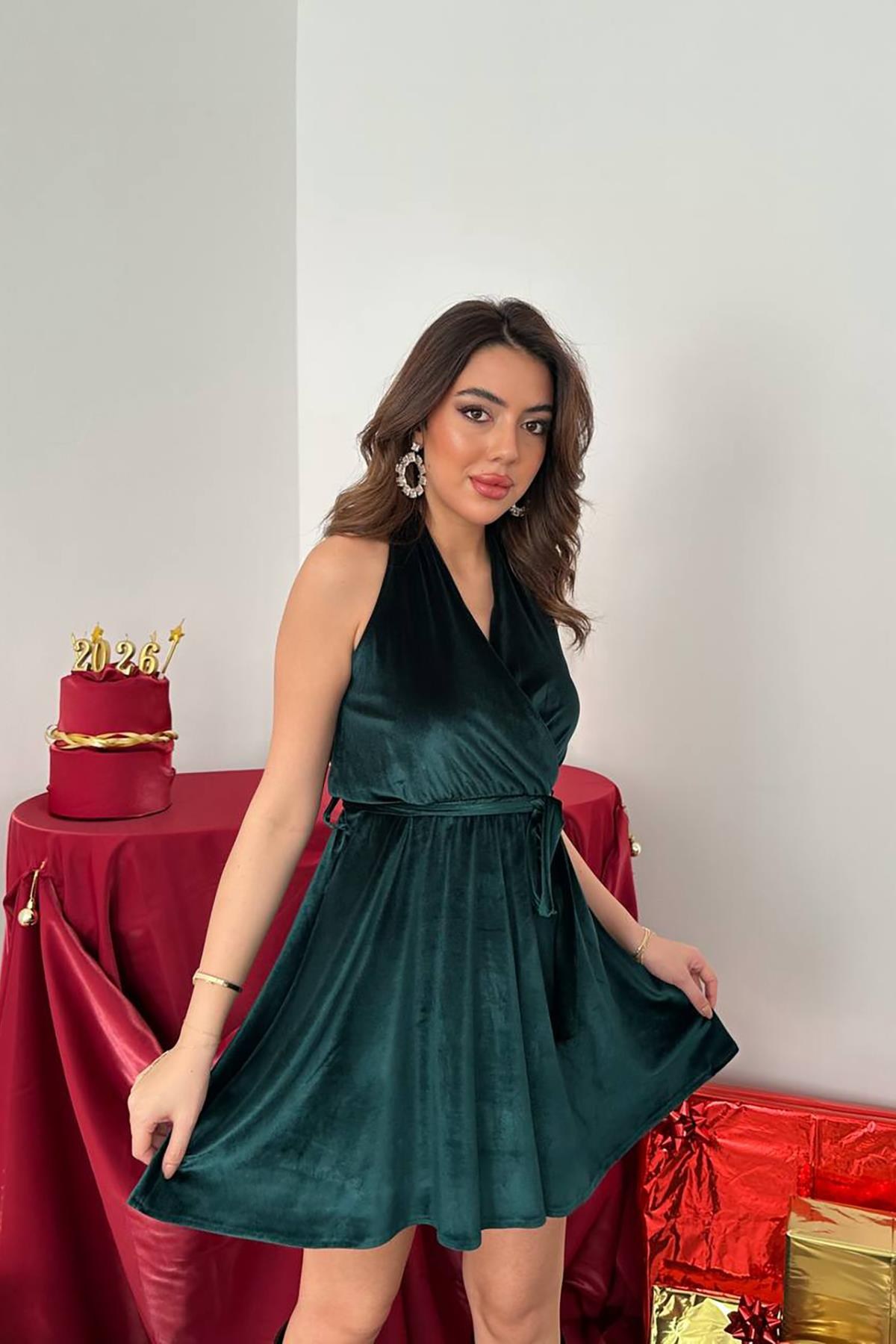 Zümrüt Boyundan Geçmeli Elbise 4