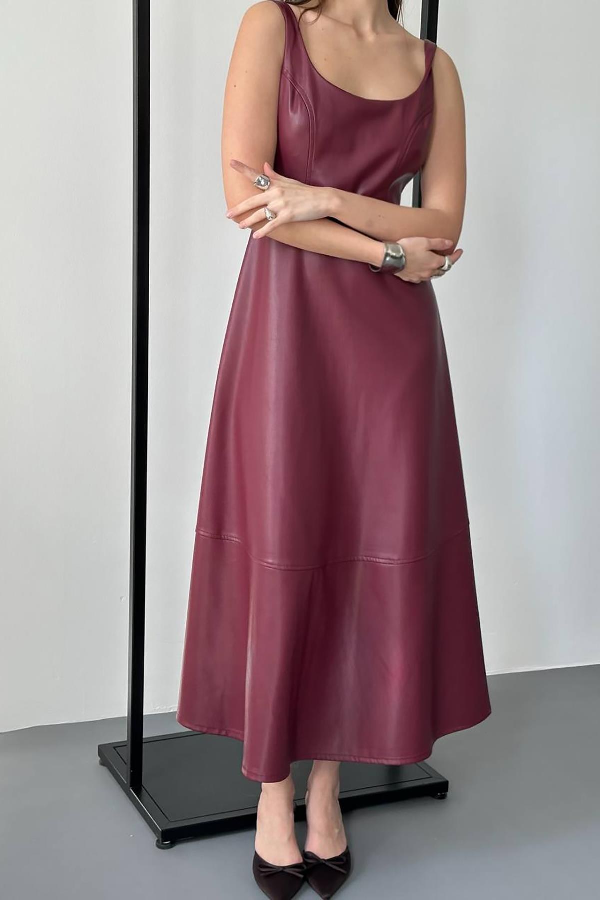 Bordo Askılı Deri Elbise 4