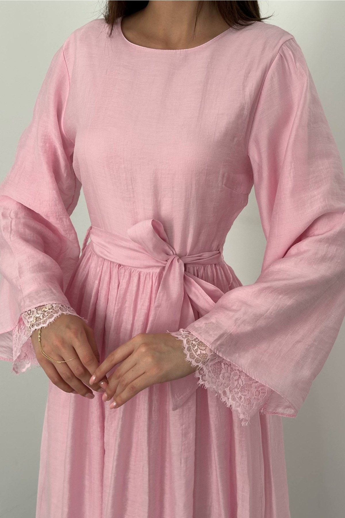 Pembe Kol Ucu Dantel Detaylı Elbise 4