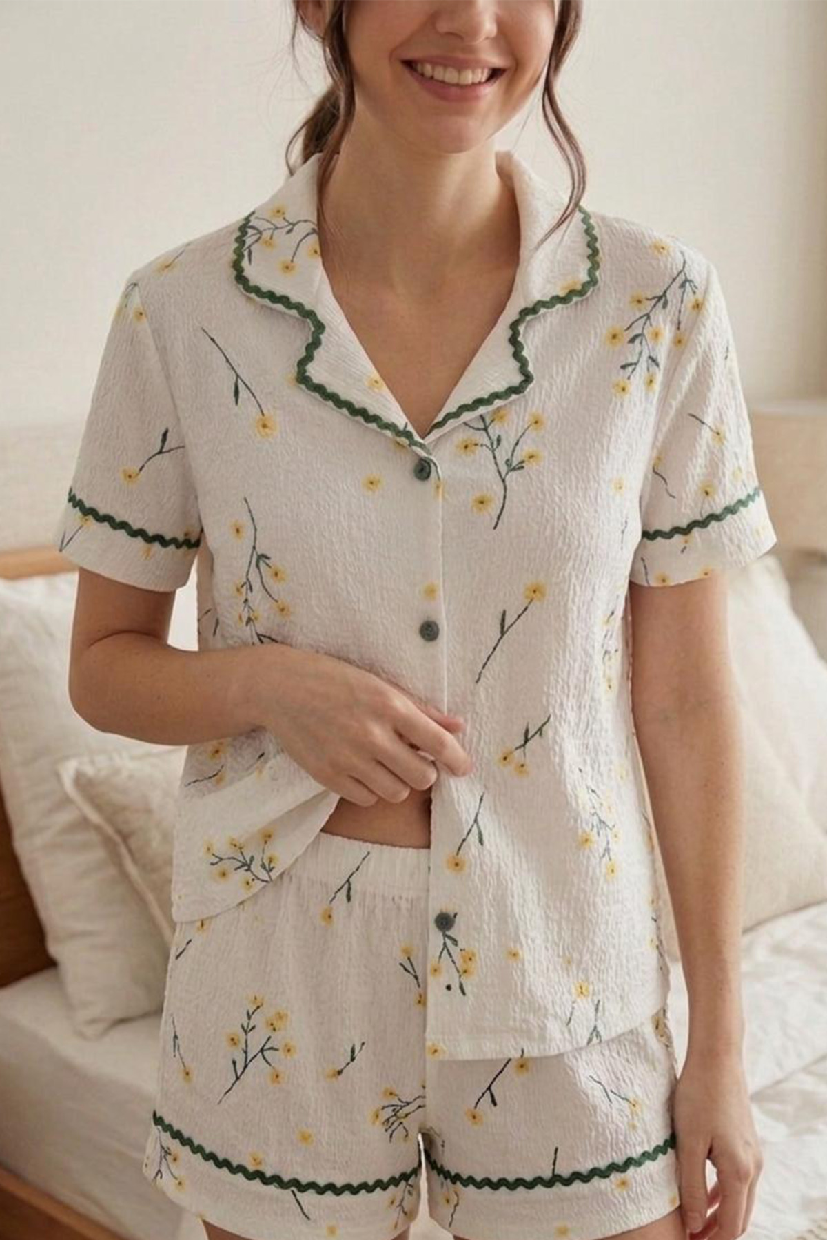 Su Yolu Desenli Beyaz Çiçek Baskılı Şortlu Pijama Takımı 4585 3