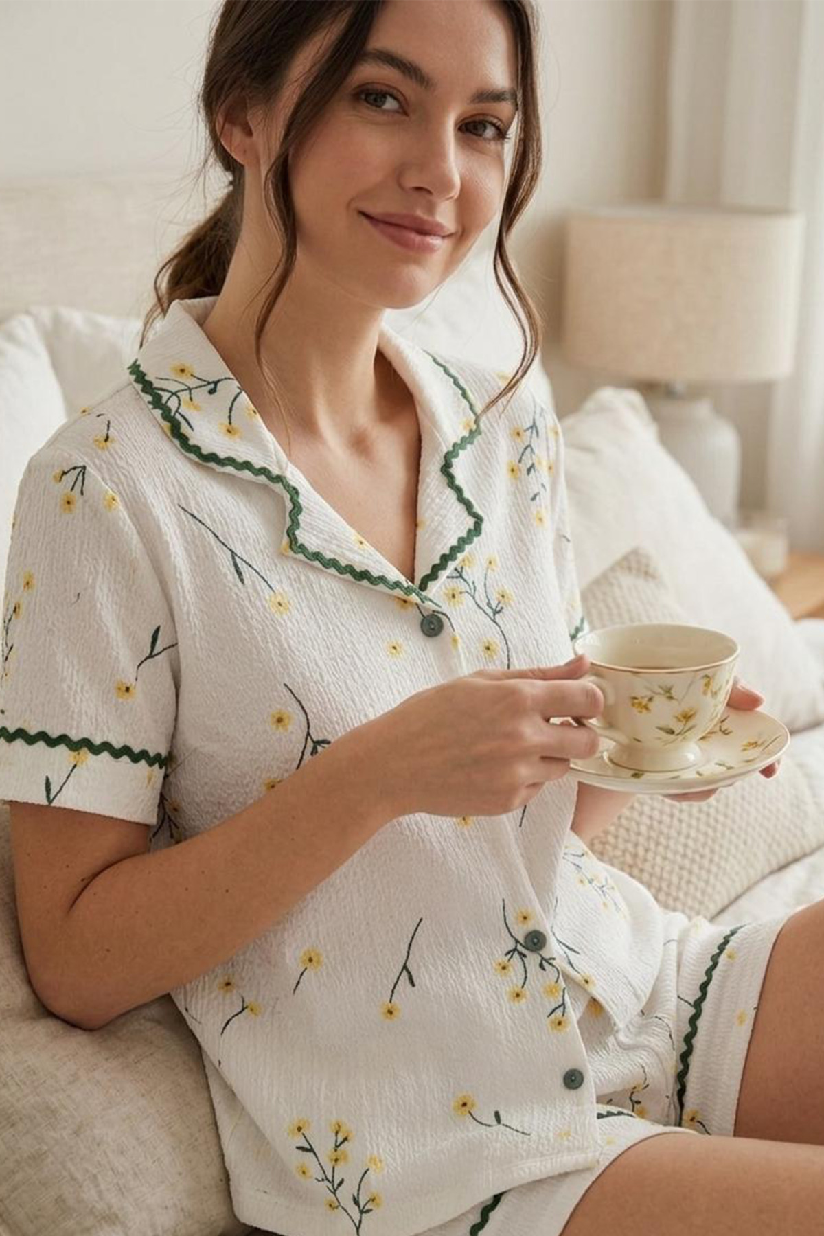 Su Yolu Desenli Beyaz Çiçek Baskılı Şortlu Pijama Takımı 4585 4