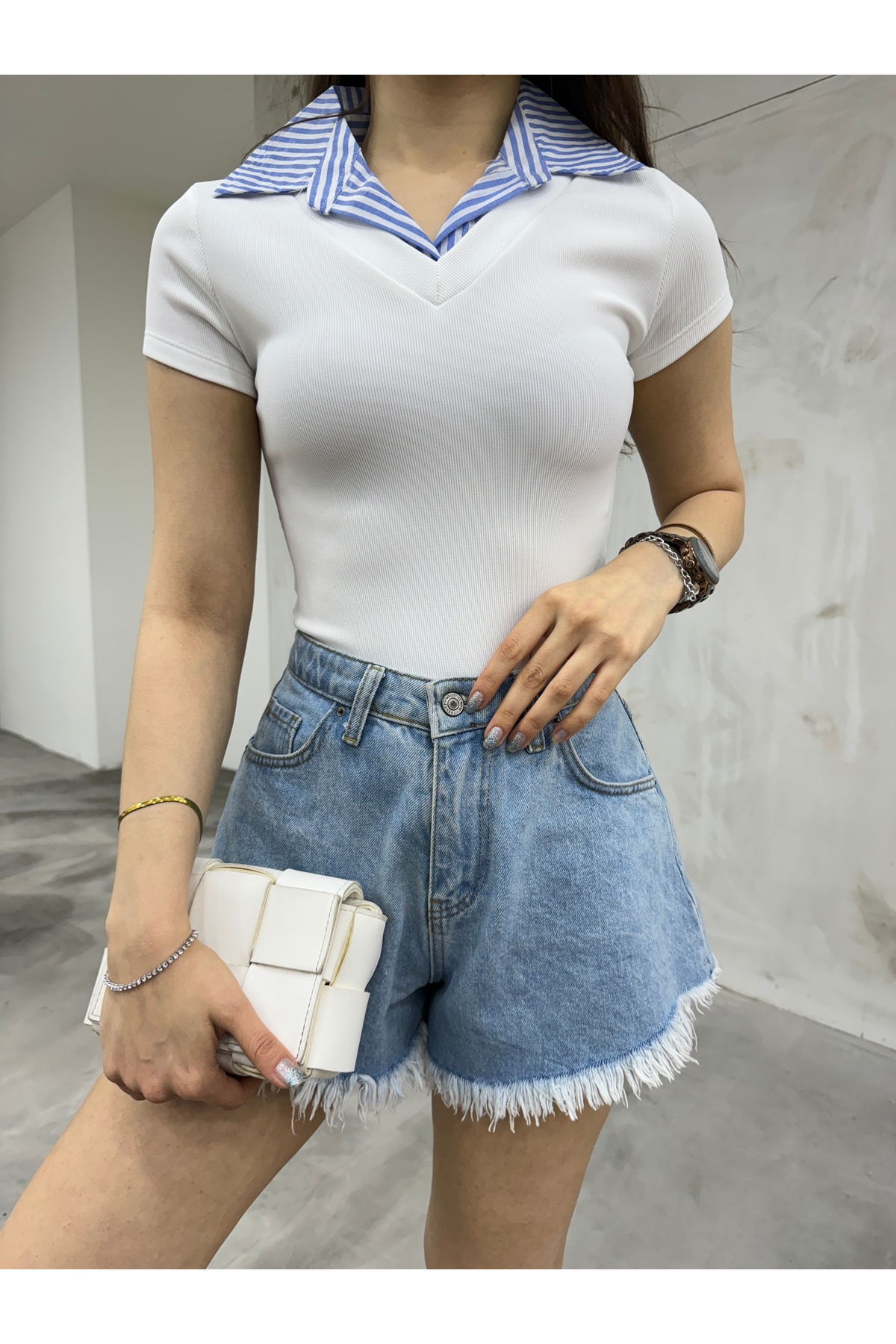 Kadın Gömlek Yaka Detaylı Fitilli V Yaka T-Shirt Beyaz 5