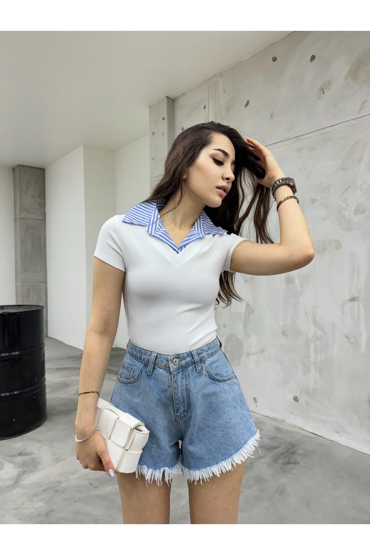 Kadın Gömlek Yaka Detaylı Fitilli V Yaka T-Shirt Beyaz 4