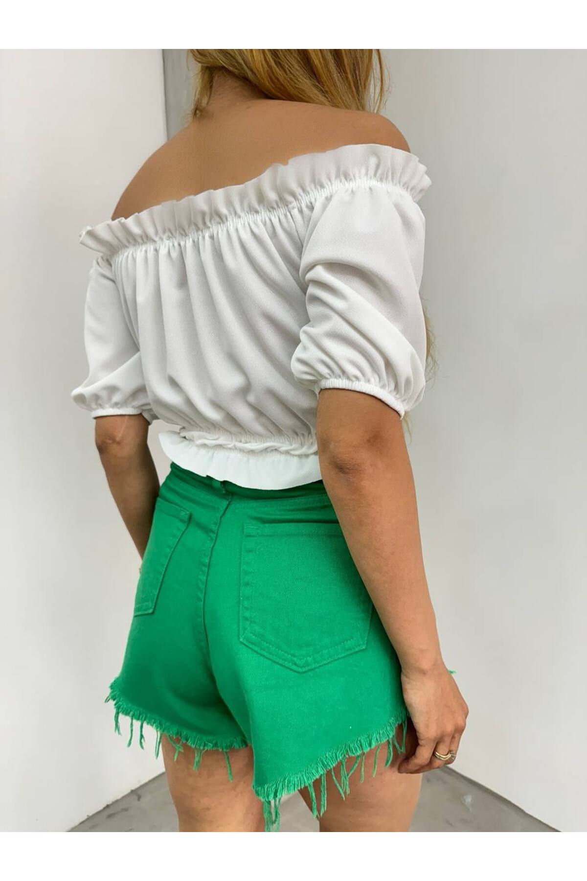 Kadın Madonna Yaka Omuz Dekolteli Önü Büzgülü Crop Bluz Beyaz 3