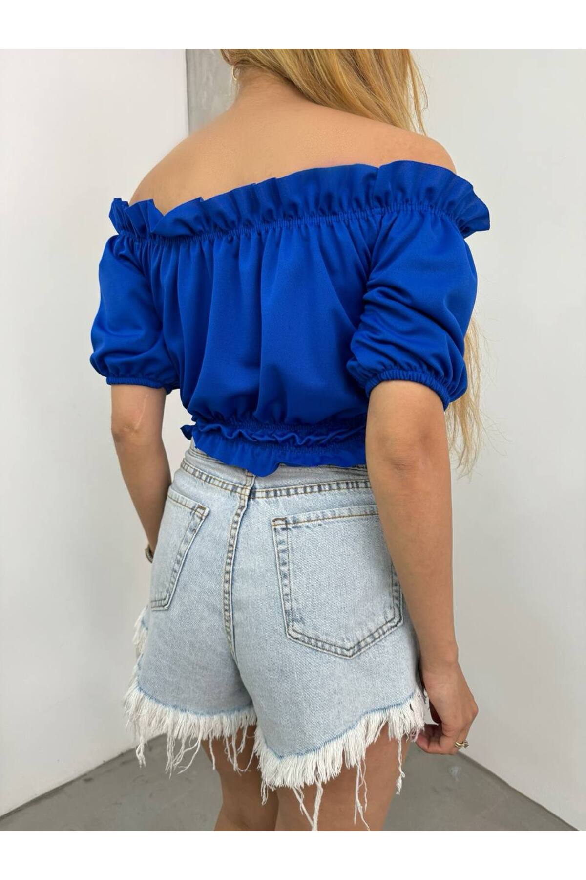 Kadın Madonna Yaka Omuz Dekolteli Önü Büzgülü Crop Bluz Mavi 3
