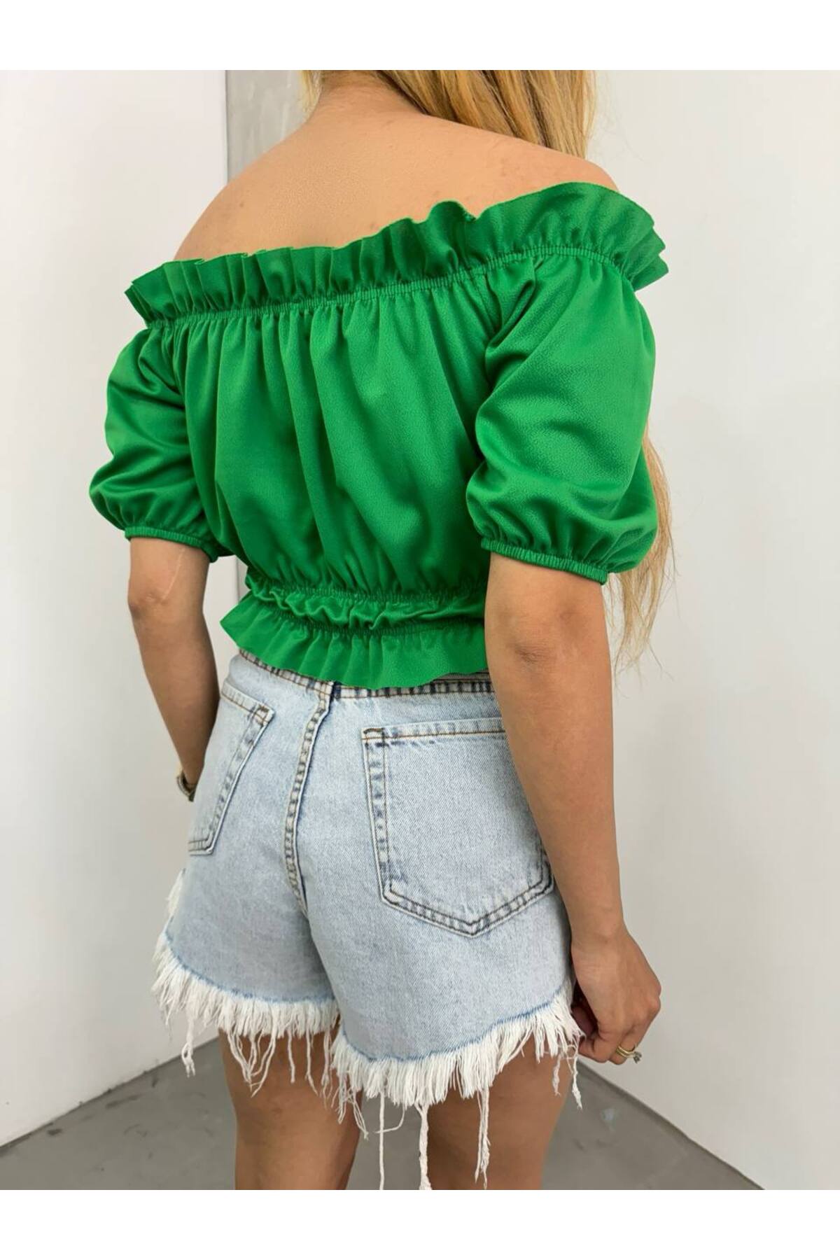 Kadın Madonna Yaka Omuz Dekolteli Önü Büzgülü Crop Bluz yeşil 3