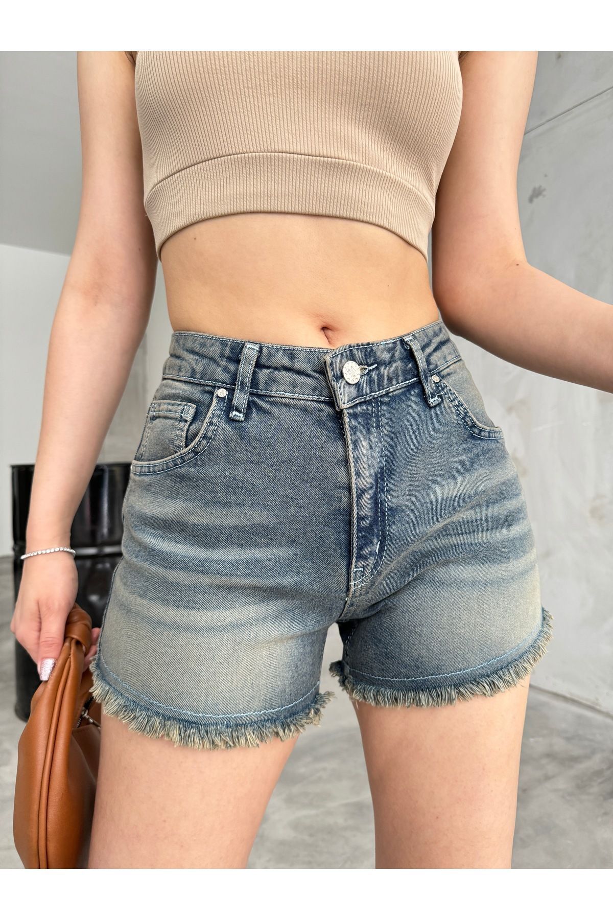 Kadın Kar Yıkama Soluk Efektli Beş Cep Yüksek Bel Paçası Püsküllü Denim Şort Mavi 6