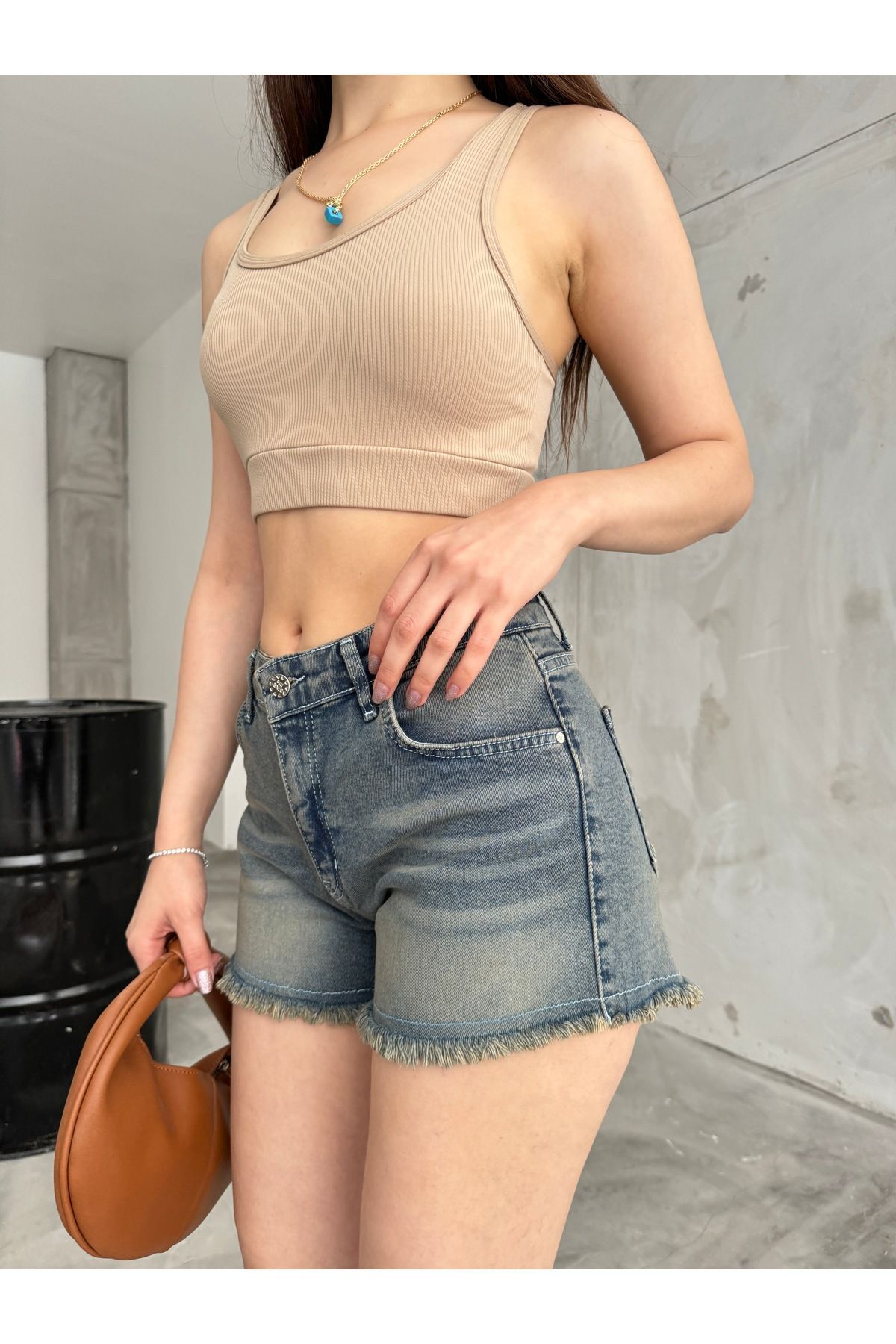 Kadın Kar Yıkama Soluk Efektli Beş Cep Yüksek Bel Paçası Püsküllü Denim Şort Mavi 8