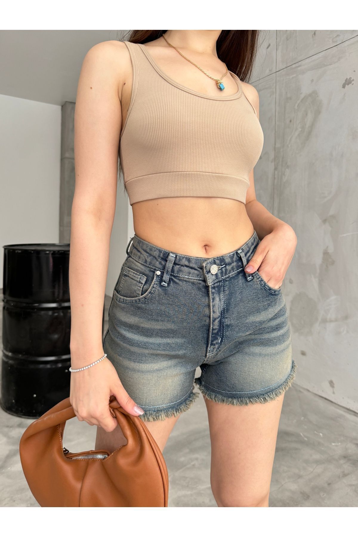Kadın Kar Yıkama Soluk Efektli Beş Cep Yüksek Bel Paçası Püsküllü Denim Şort Mavi 5