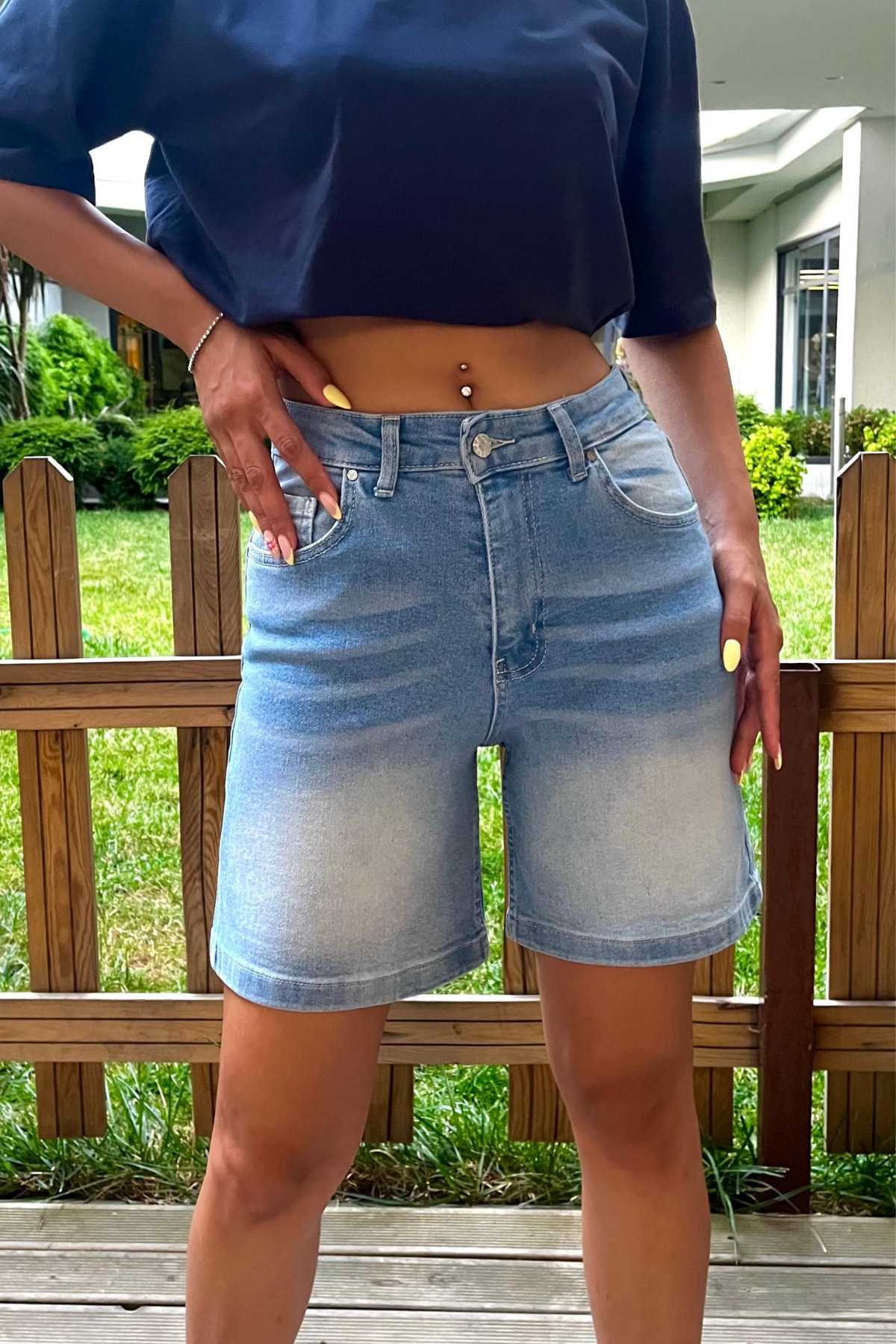 Kadın Kar Yıkama Soluk Efektli Yüksek Bel Denim Şort Mavi 5