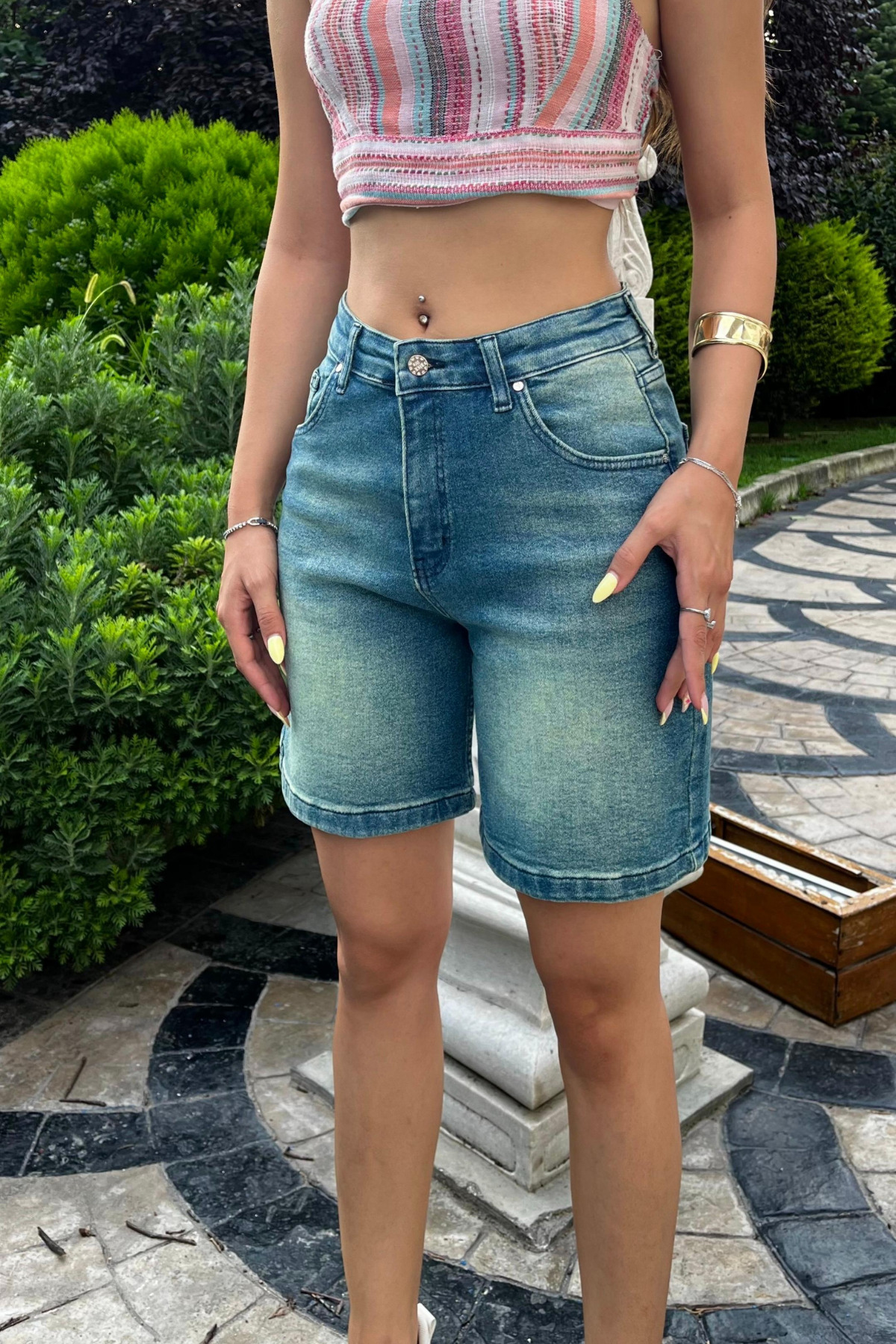 Kadın Kar Yıkama Soluk Efektli Yüksek Bel Denim Şort Yeşil 5
