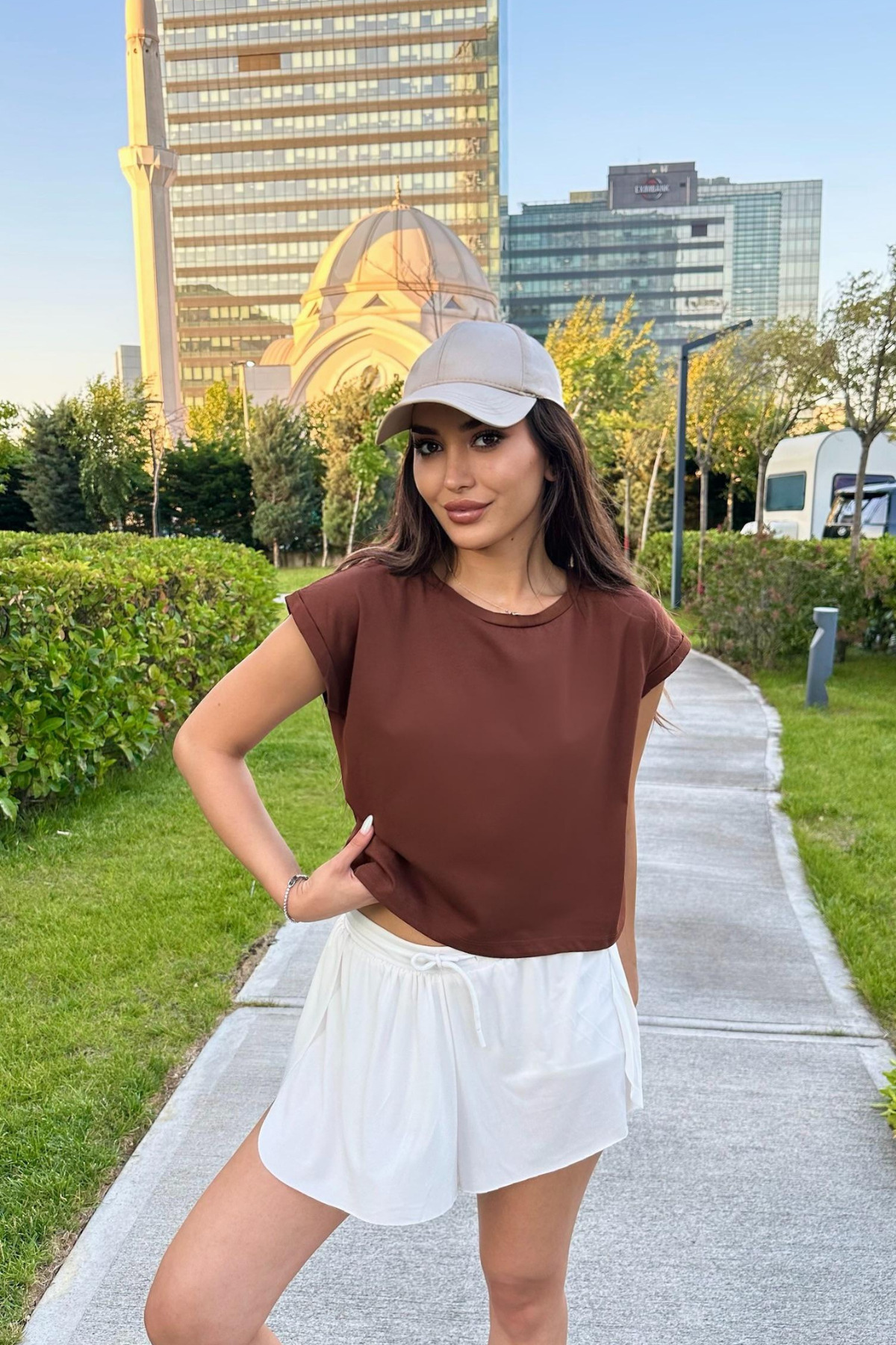 Kadın Vatka Görünümlü Bisiklet Yaka T-Shirt Kahverengi 5
