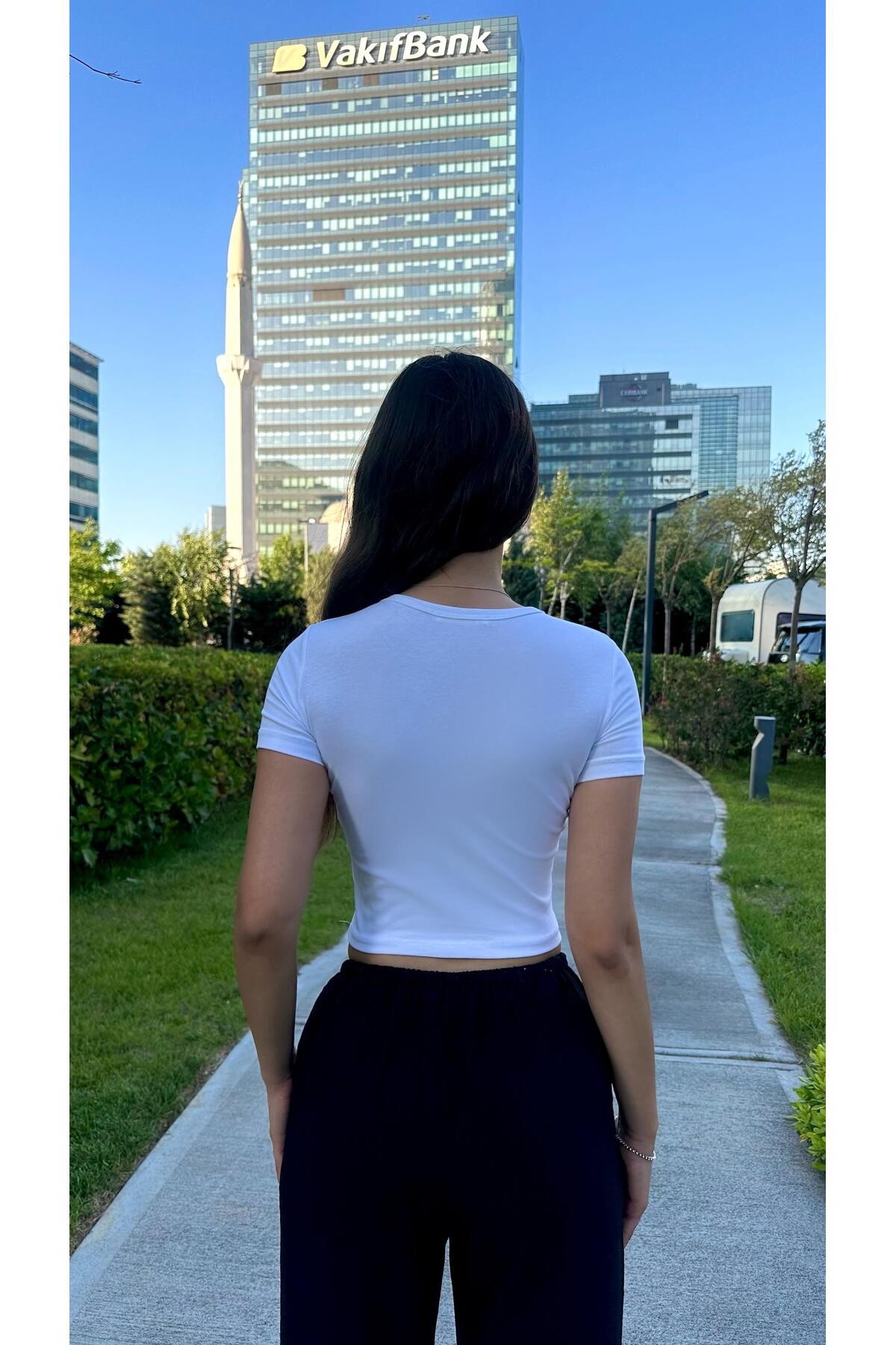 Kadın Baskılı Likralı Bisiklet Yaka Crop T-Shirt Beyaz 5