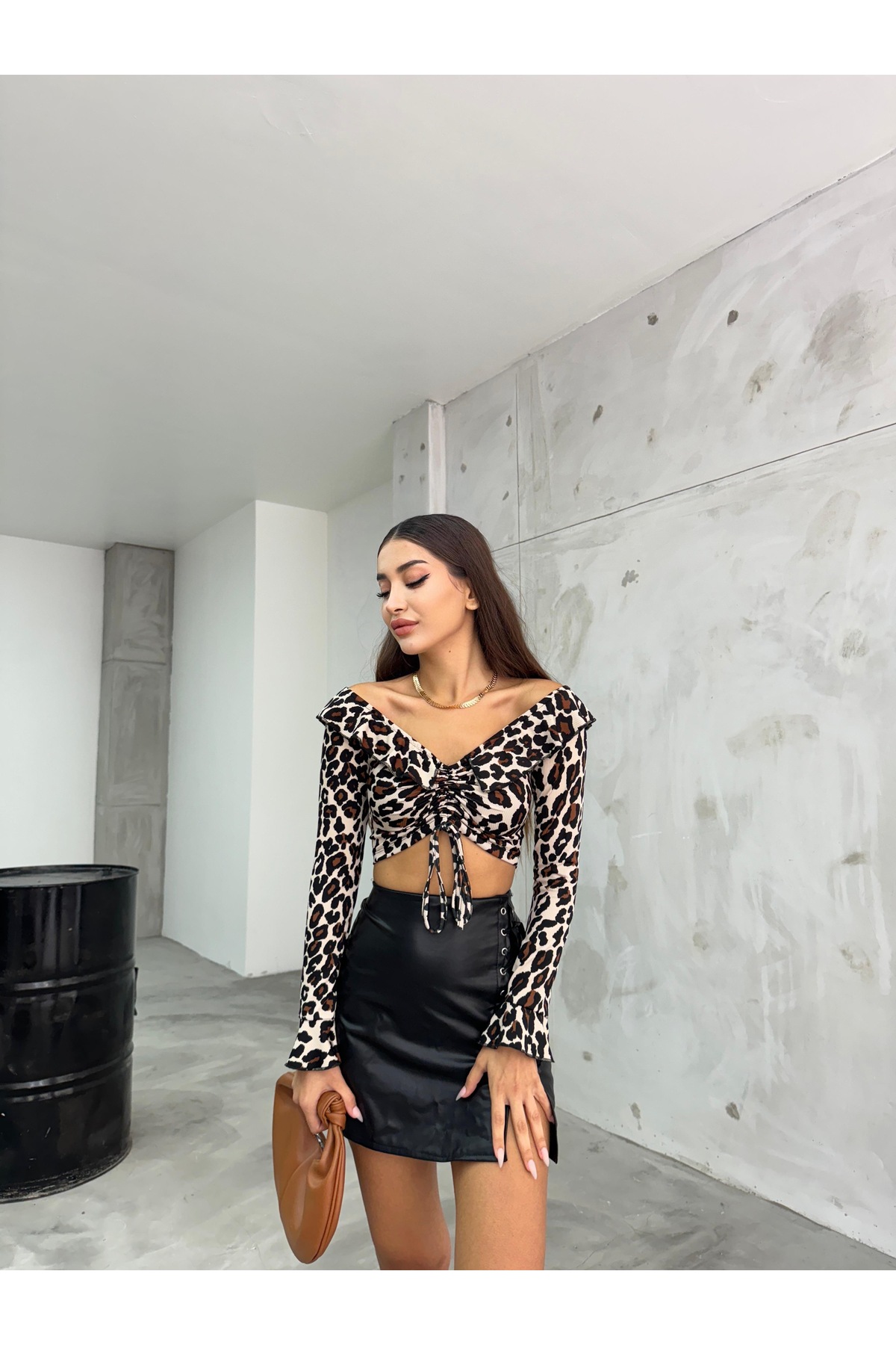 Kadın Leopar Desenli Önü Büzgülü  Madonna Yaka Volan Kol Crop Bluz Çok Renkli 5