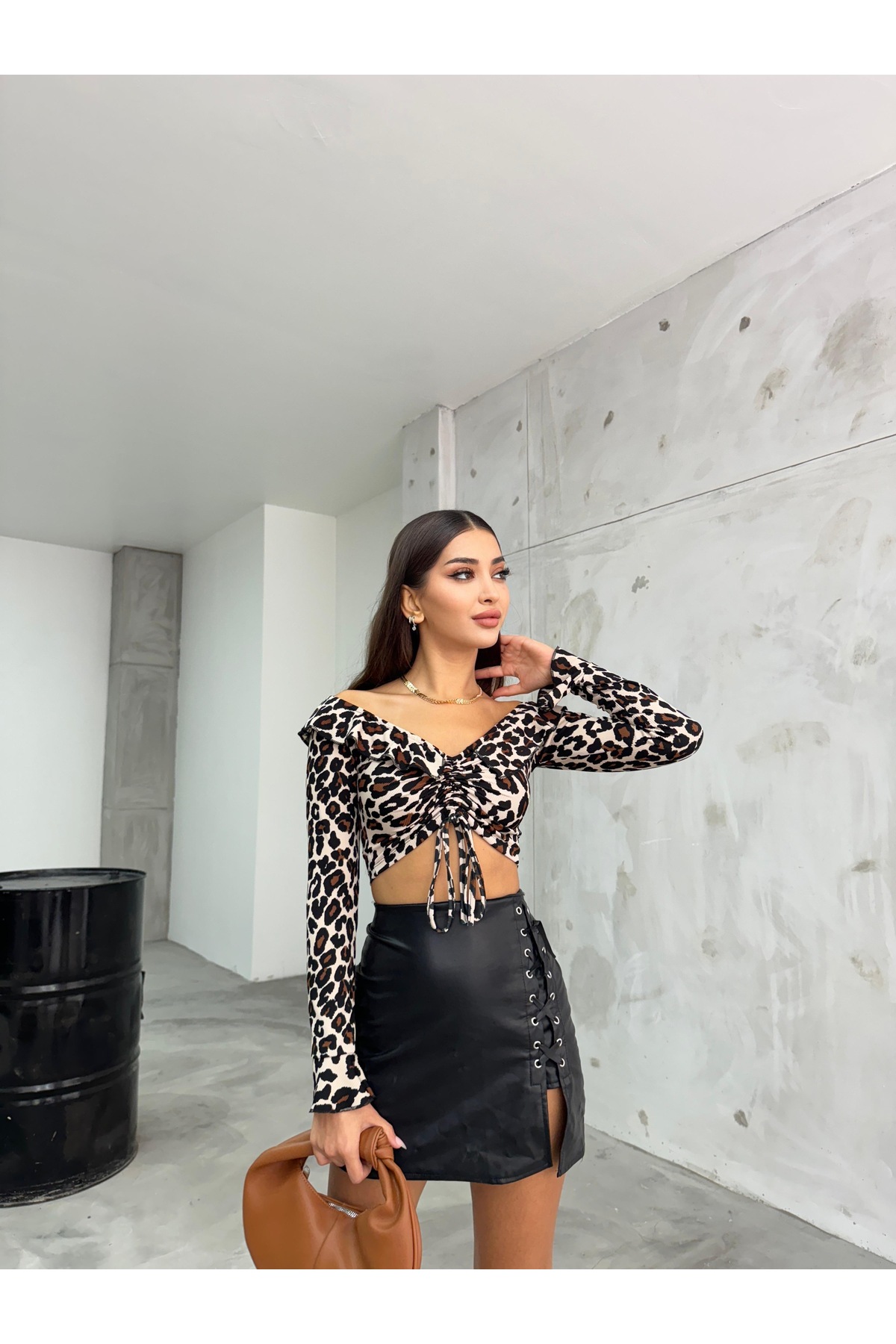 Kadın Leopar Desenli Önü Büzgülü  Madonna Yaka Volan Kol Crop Bluz Çok Renkli 6
