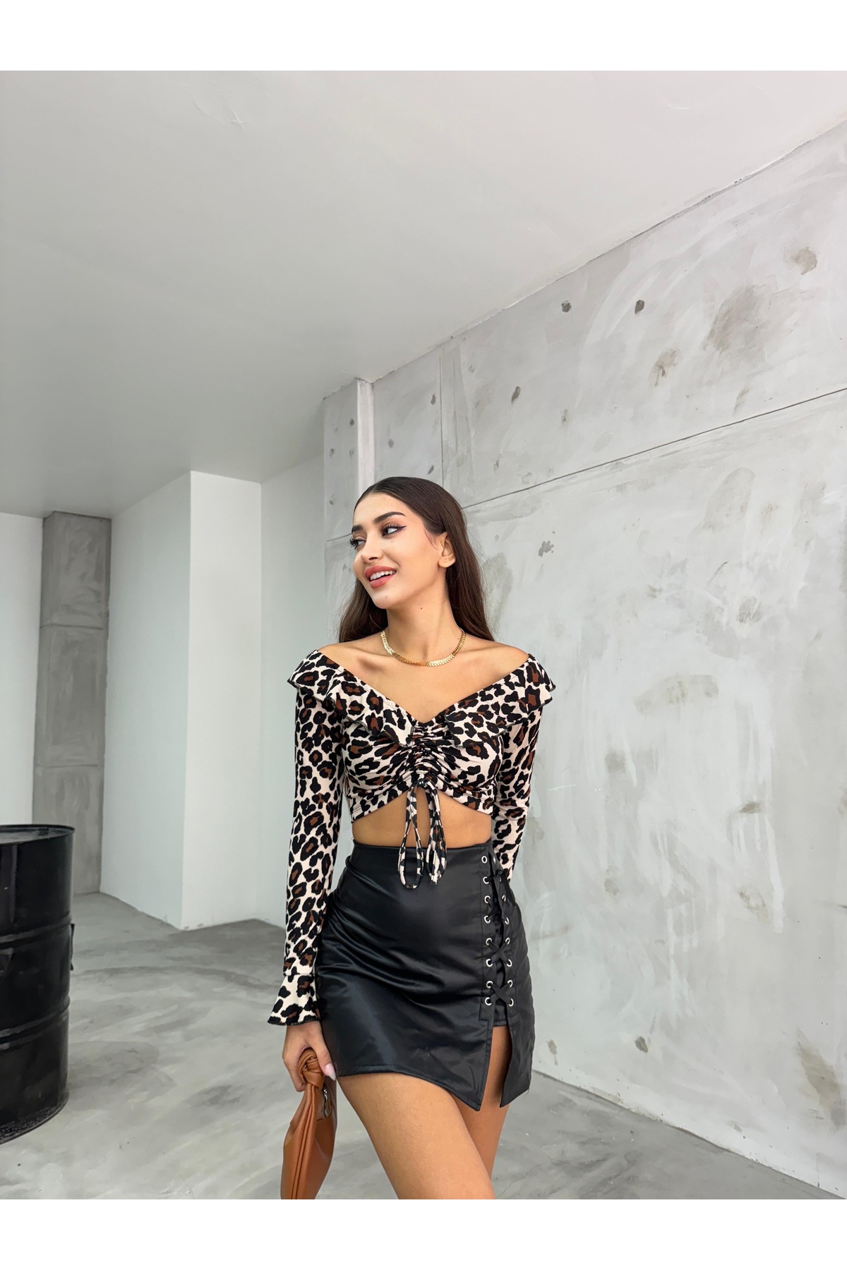 Kadın Leopar Desenli Önü Büzgülü  Madonna Yaka Volan Kol Crop Bluz Çok Renkli 7