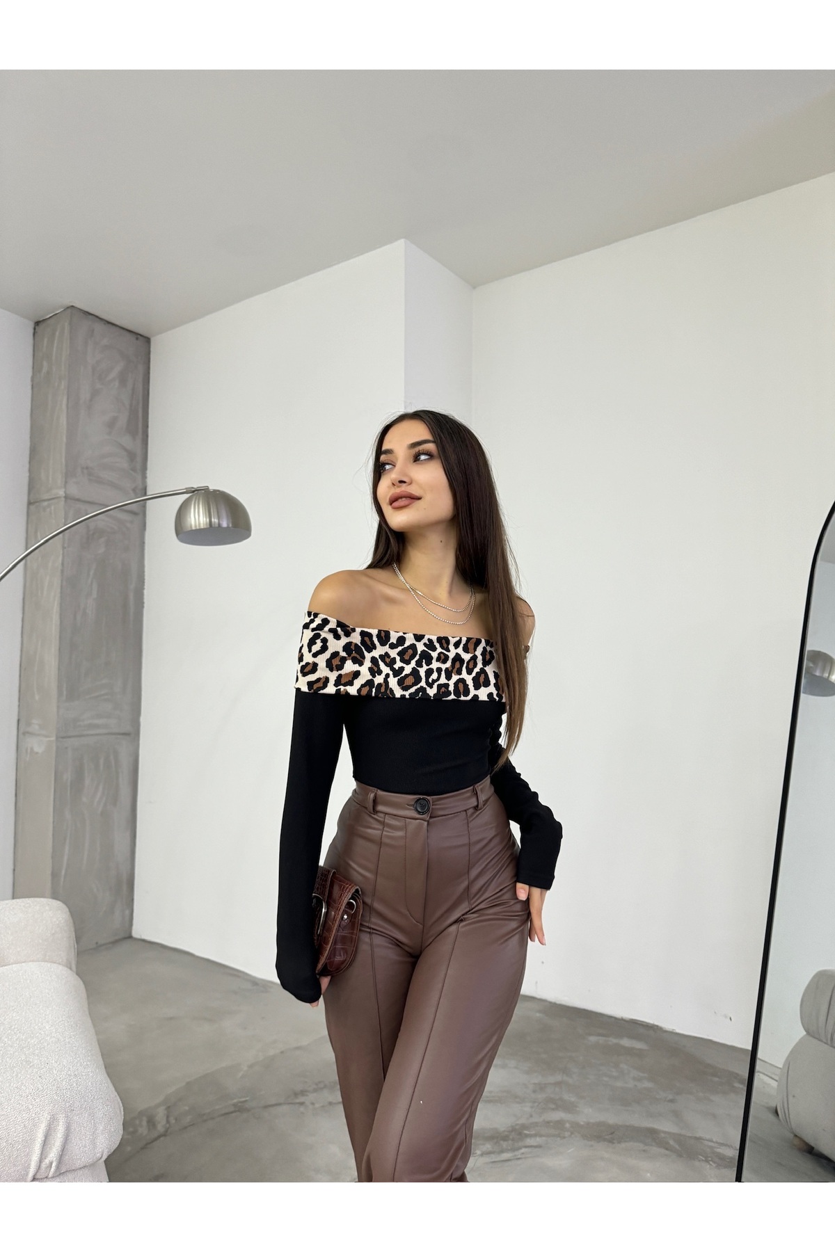 Kadın Leopar Baskı Madonna Yaka Bluz Siyah 5