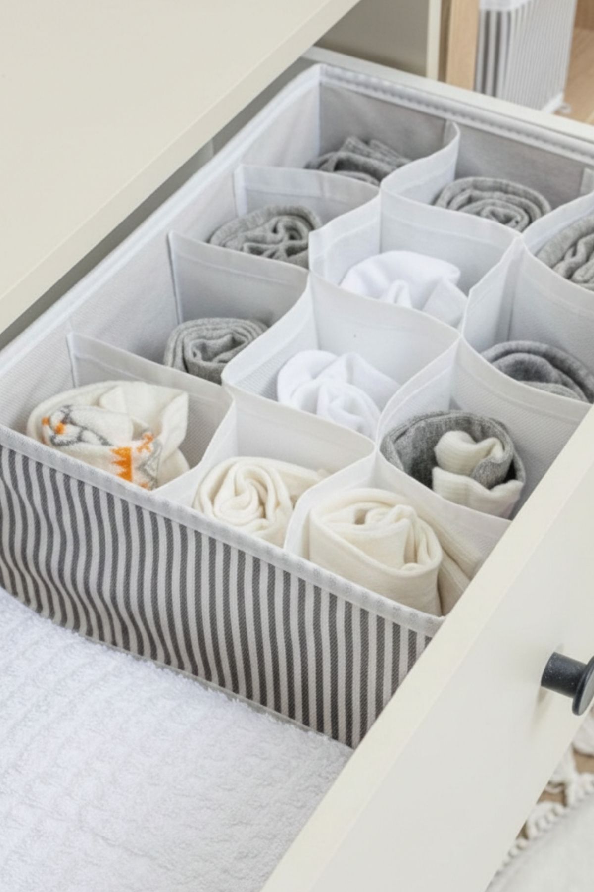 12 Bölmeli Çok Amaçlı Organizer (HAVLU-ÇORAP- İÇ ÇAMAŞIRI- KRAVAT VB.)- Çekmece Organizeri 31x25x25 GRİ ÇİZGİLİ 6