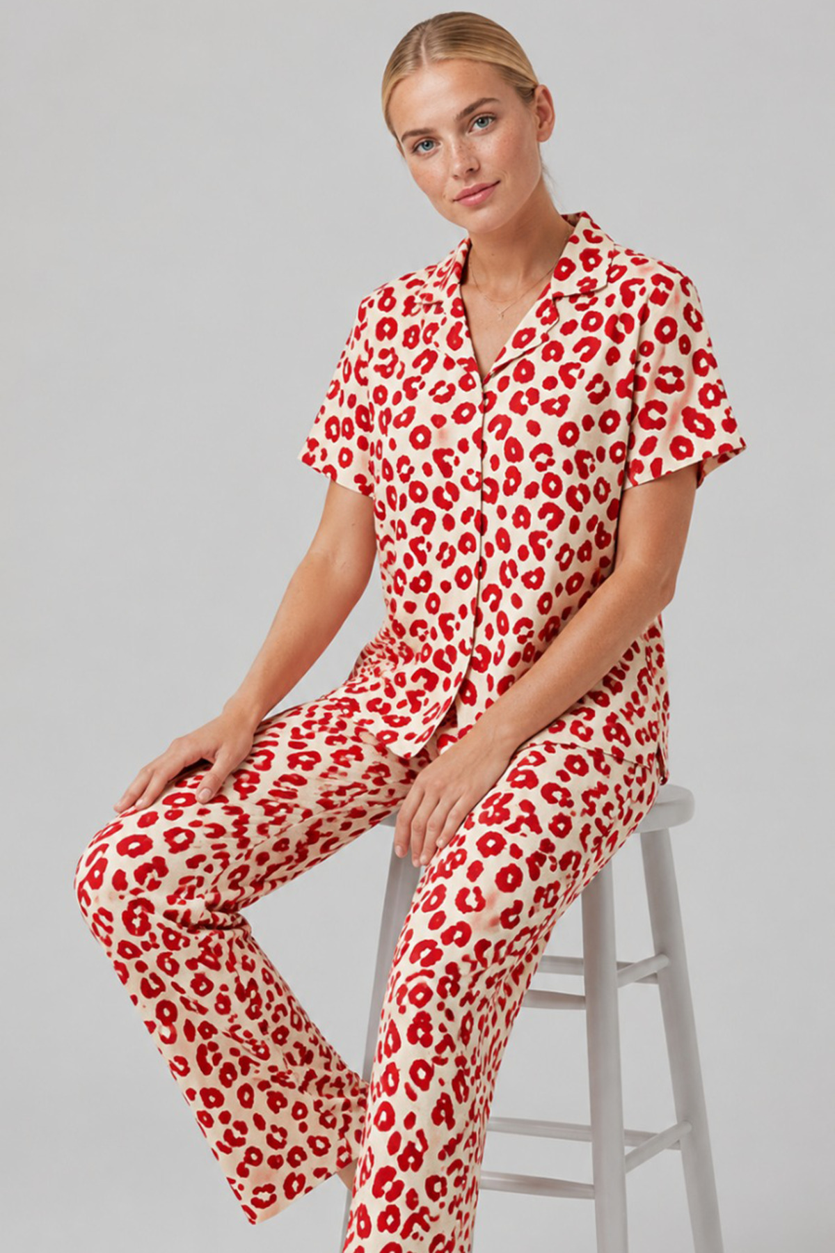 Kırmızı Leopar Desenli Bürümcük Kumaş Pijama Takımı 4644-Beyaz 3