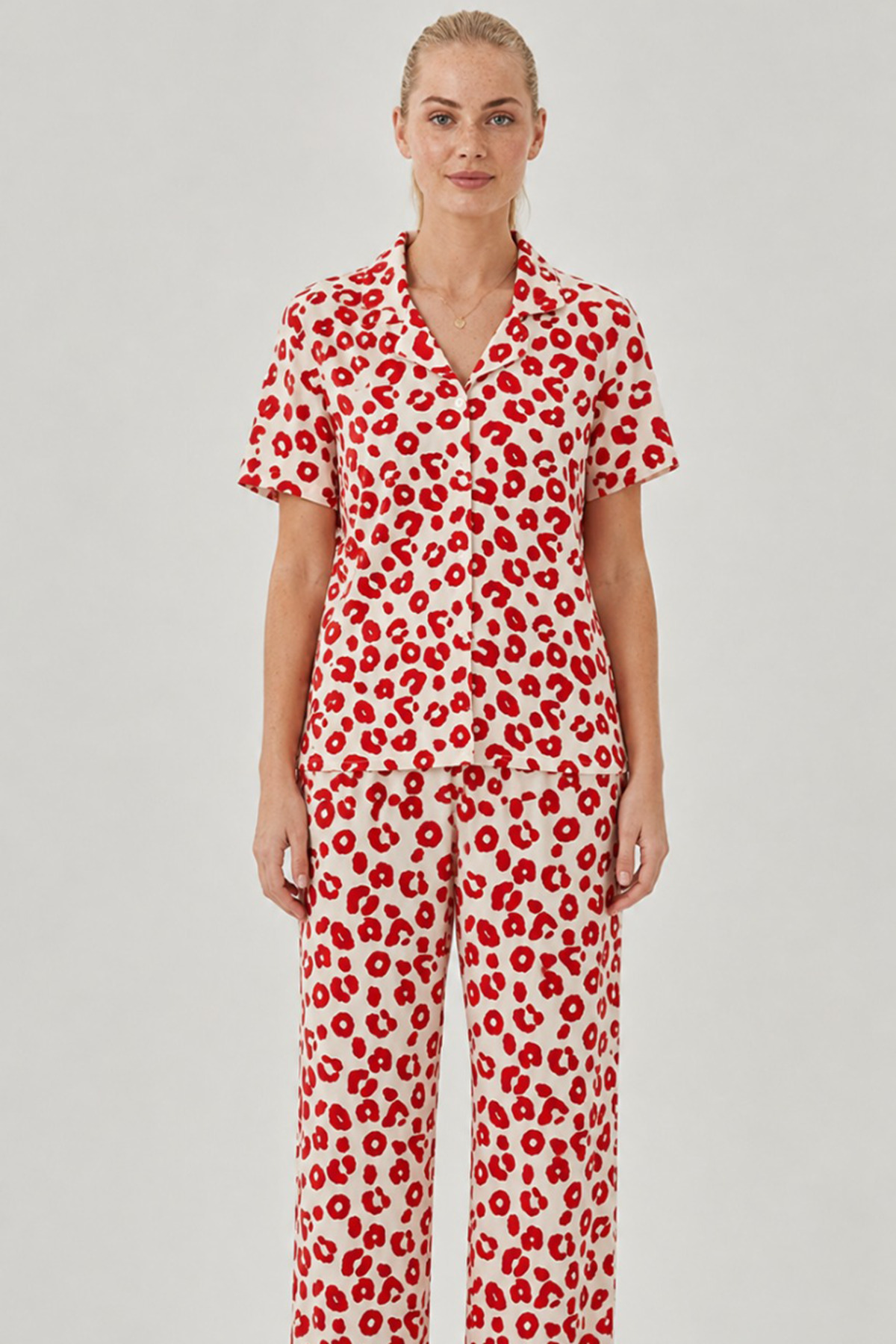 Kırmızı Leopar Desenli Bürümcük Kumaş Pijama Takımı 4644-Beyaz 4