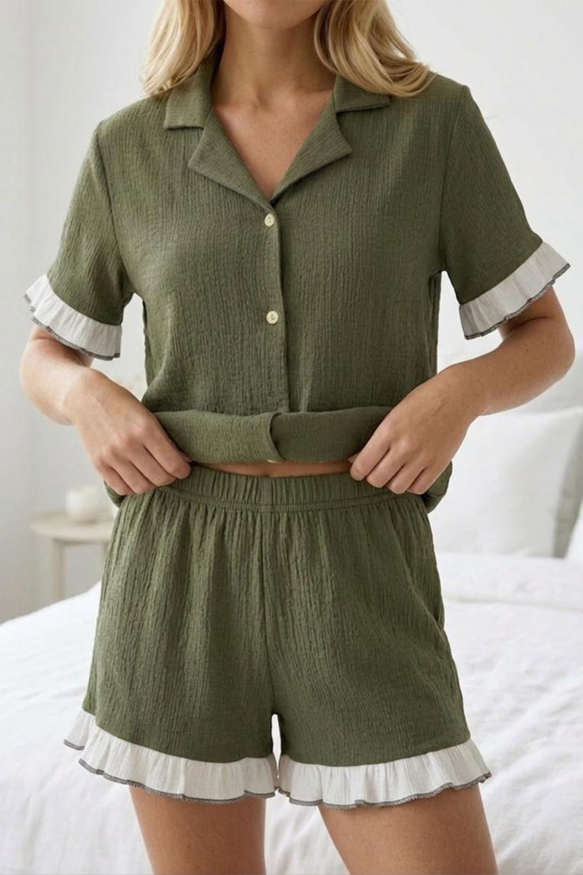 Fırfır Detaylı Bürümcük Kumaşlı Düğmeli Kısa Şortlu Pijama Takımı 6021 Yeşil 3